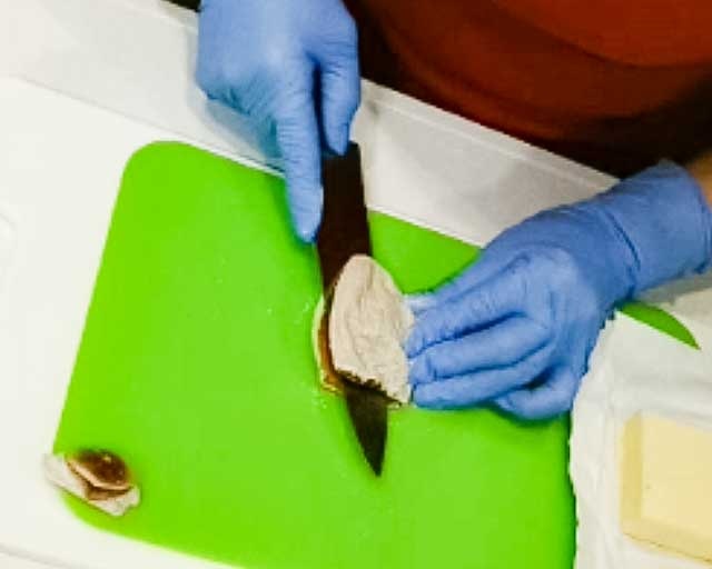 干し柿のころ柿でバターサンドを作るため真ん中からカット