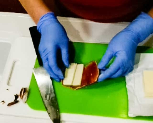 干し柿のころ柿でバターサンドを作るためカットしたバターを並べる