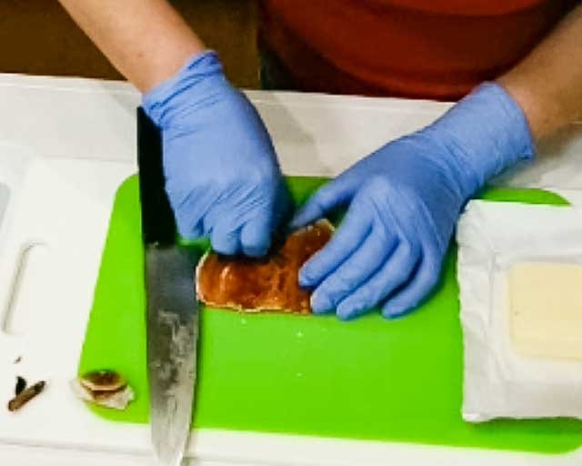 干し柿のころ柿でバターサンドを作るため開いて種を取る