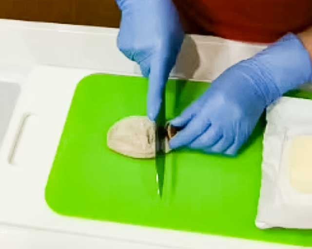 干し柿のころ柿でバターサンドを作るためまずへたをカット