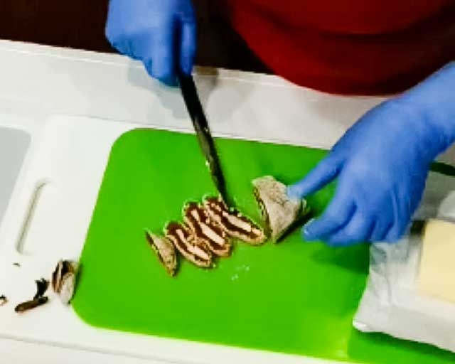 干し柿のころ柿でバターサンドを食べやすい大きさにカット