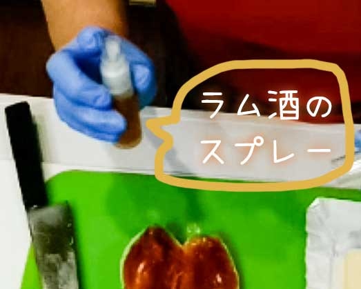 干し柿のころ柿でバターサンドを作るため表面にラム酒をかける