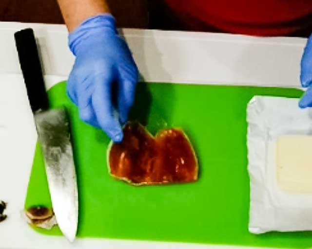 干し柿のころ柿でバターサンドを作るためラム酒をなじませる